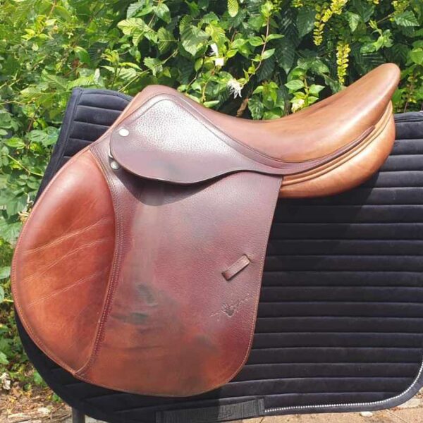 17.5″ Sillín de salto mediano Equipe Evolution marrón y marrón